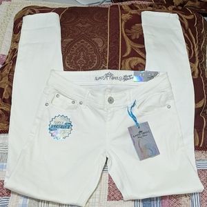 NWT Almost Famous white size 7 skinny jeans